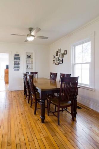 Waterfront with Hot Tub Joanie's Farmhouse in นาปานี