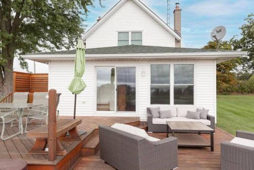 Waterfront with Hot Tub Joanie's Farmhouse in นาปานี