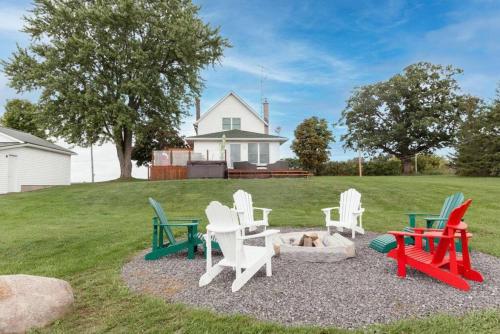 Waterfront with Hot Tub Joanie's Farmhouse in นาปานี