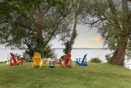 Waterfront with Hot Tub Joanie's Farmhouse in นาปานี