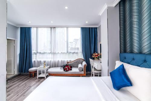 Suite, city view