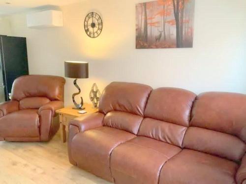 Pet Friendly Cottage Ashbourne with Parking