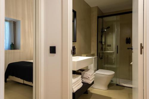 Quadruple Room with Balcony image 4