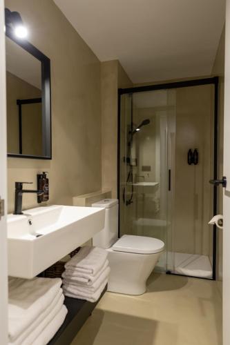 Quadruple Room with Balcony image 1