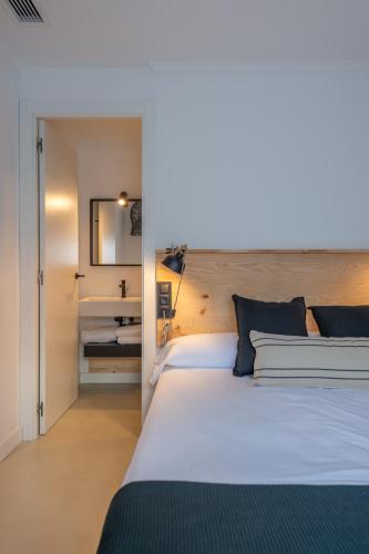 Standard Double Room image 4