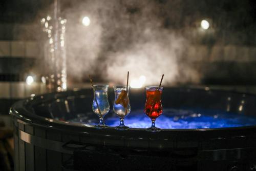 Programlehetőségek, Jej i Jego - Eleganckie domki z balią na wyłączność (Jej i Jego - Eleganckie domki z balia na wylacznosc) in Niewiesze