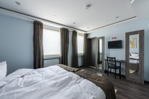 Double Room image 10