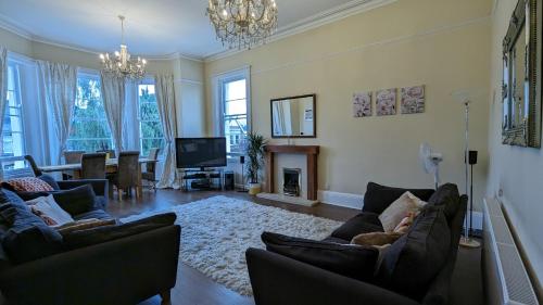 Upstairs Downstairs Regency Apartments - Cheltenham