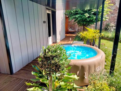Séjour au Jardin de Cupidon avec jacuzzi et sauna gîte à louer Balbigny