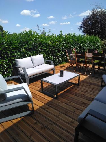 Grande Maison de plain pied avec jardin arboré.