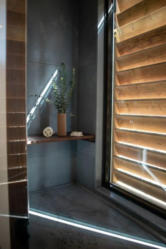 Refuge Bay's Aqua Tiny Home - Luxury Off Grid Escape in Alberta Beach (AB)