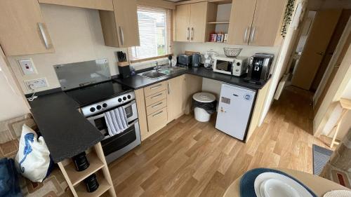 Cozy Private Static Caravan at Llyons Robin Hood - Silver Birch Way 11