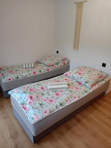 2 twin beds