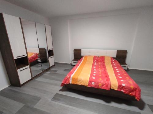 2 queen beds, 1 sofa bed