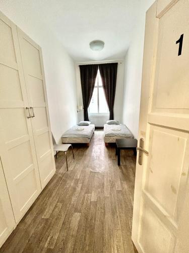 PARTY HOUSE PRAGUE - Apartments Ve Smečkách 18, CITY CENTER!!, Прага (фото 6)