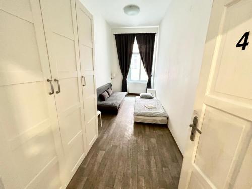 PARTY HOUSE PRAGUE - Apartments Ve Smečkách 18, CITY CENTER!!, Прага (фото 10)