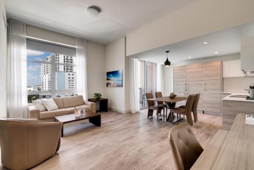 One Bedroom Suite Queen with Water View image 2