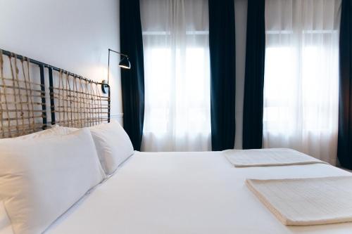Double or Twin Room image 5