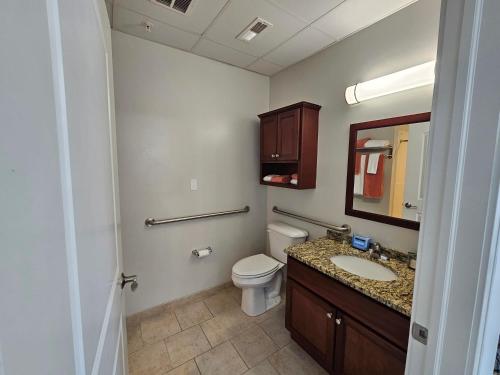 Luxurious 1 Bed 1 Bath Stay at the Historic Inman in Champaign, USA