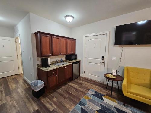 Cozy Studio at the Historic Inman - image 4