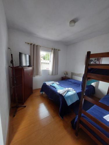 1 double bed, 2 twin beds