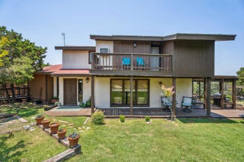 Pipe Creek Escape with Screened-In Porch and Hot Tub! in Pipe Creek, USA
