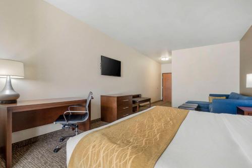 . Comfort Inn & Suites Mitchell I-90