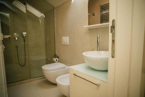Double Room with Balcony image 9