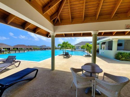 Villa Paradiso in Plantation Village