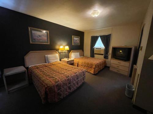 Twin Pine Motel - image 11