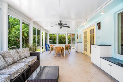 Tropical Paradise! Ξ Heated Pool! Ξ Pet Friendly! in Hollywood, USA