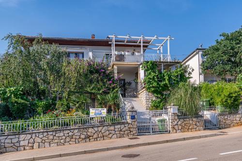 Family friendly apartments with a swimming pool Novi Vinodolski - 2419 - Location saisonnière - Novi Vinodolski