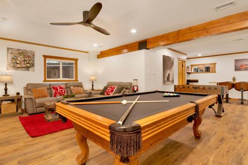Elmwood Place- Hot Tub- Packed Game Room
