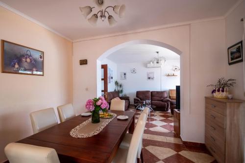 Three-Bedroom Apartment with Terrace and Sea View image 8