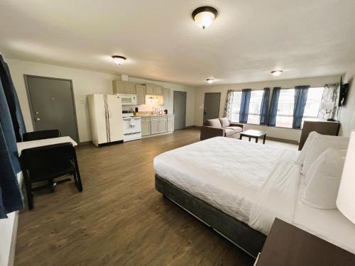 1 king bed, 1 sofa bed