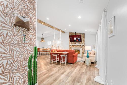 Vibrant South CLT Oasis, 3BRs, Patio, Fire Pit in Charlotte, USA