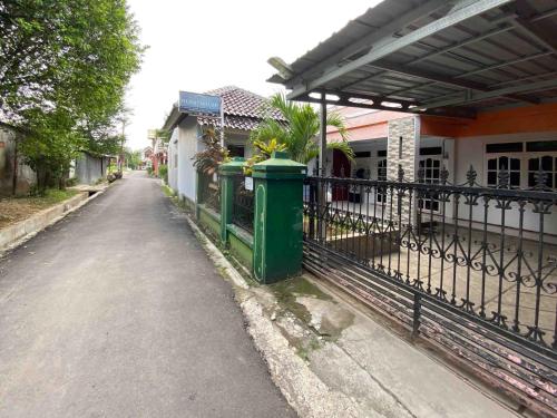 Exterior view, Guest House Hj Muriyah Syariah Slawi Mitra RedDoorz in Slawi