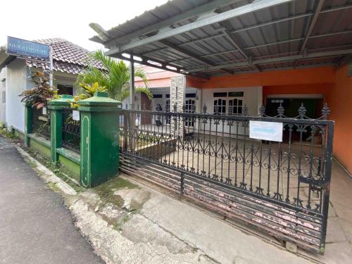 Exterior view, Guest House Hj Muriyah Syariah Slawi Mitra RedDoorz in Slawi