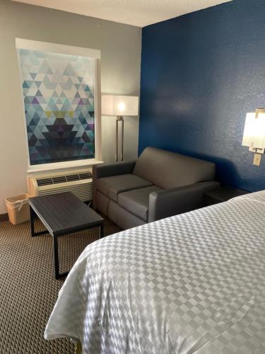 Clairmont Inn & Suites - Warren image 19