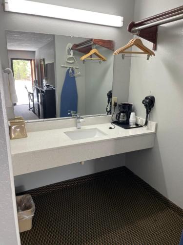 Clairmont Inn & Suites - Warren image 17