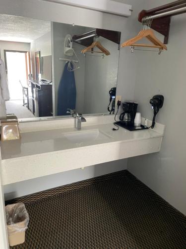 Clairmont Inn & Suites - Warren - image 11