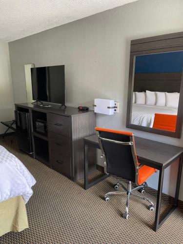 Clairmont Inn & Suites - Warren image 21