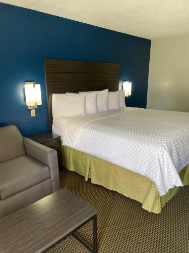 Clairmont Inn & Suites - Warren image 20