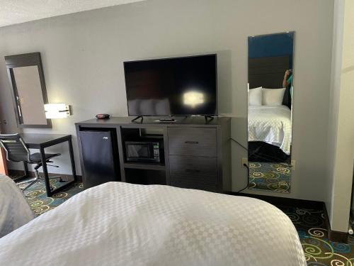 Clairmont Inn & Suites - Warren - image 14