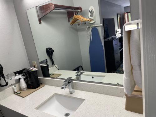 Clairmont Inn & Suites - Warren image 40