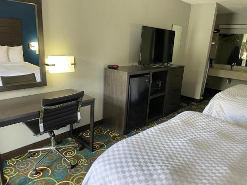 Clairmont Inn & Suites - Warren image 39