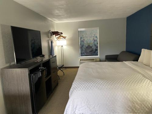 Clairmont Inn & Suites - Warren Main image
