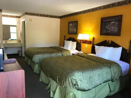 Clairmont Inn & Suites - Warren