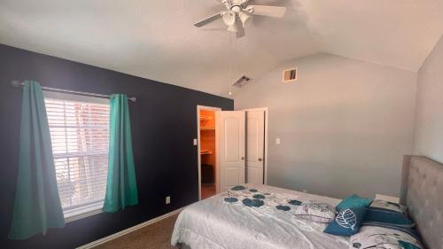 Cheap, Cozy Bedroom Near Houston Premium Outlets.