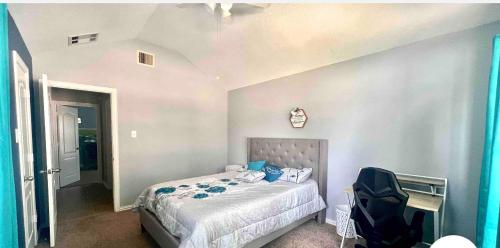 Cheap, Cozy Bedroom Near Houston Premium Outlets.